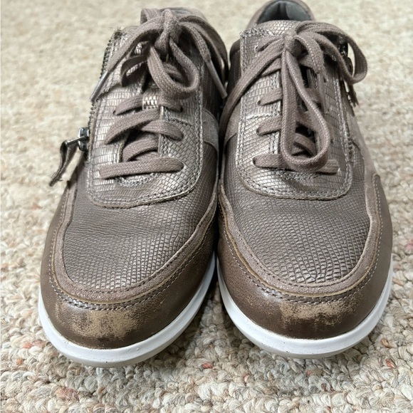 Aravon Womens Pc Tie Metallic Fashion Sneaker Size 7 - Picture 3 of 8